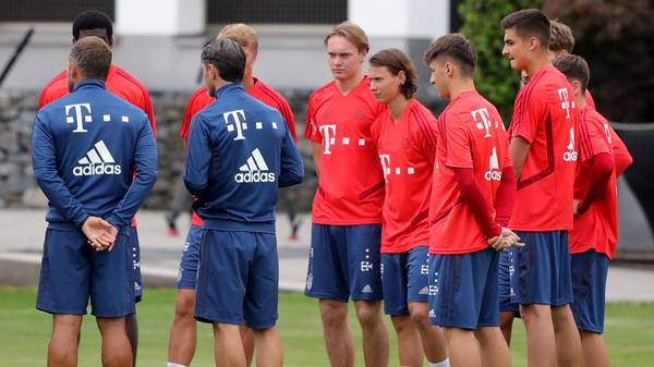 Bayern-Trainer Niko Kovac begrüßte zum Trainingsstart einige Nachwuchsspieler auf dem Rasen