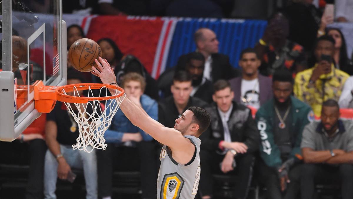 Noch spektakulärer war sein zweiter Final-Dunk, als er den Ball gegen das Brett warf, in der Luft fing, wieder gegen das Brett warf und dann krachend vollendete. Aufgrund der Schwierigkeit eine durchaus verdiente 50
