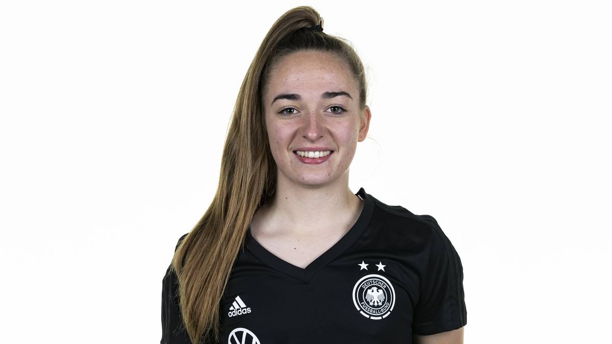 "Wir freuen uns sehr auf das Halbfinale gegen die Niederlande. Uns erwartet ein Gegner, der mitspielen wird und sich nicht hinten reinstellt. Unser klares Ziel ist der Einzug ins EM-Finale", sagte die 19-Jährige