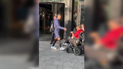 Vor der Nations-League-Partie gegen Deutschland trifft Cristiano Ronaldo in München ein. Während er mit Sprechchören empfangen wird, nimmt sich der Superstar ausgiebig Zeit für seine Fans. 