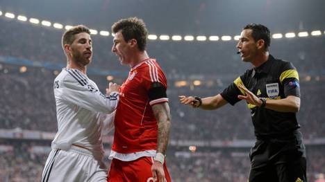Mario Mandzukic (l.) geigt Real Madrids Sergio Ramos die Meinung