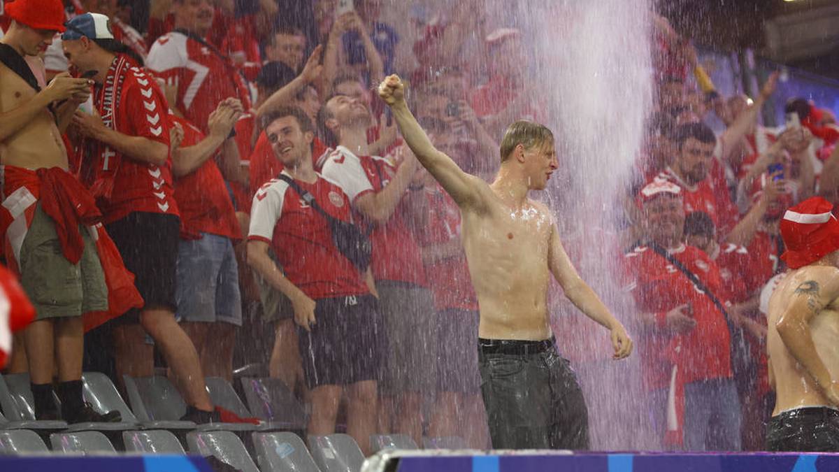 Die Dänischen Fans lassen sich die Laune nicht verderben.