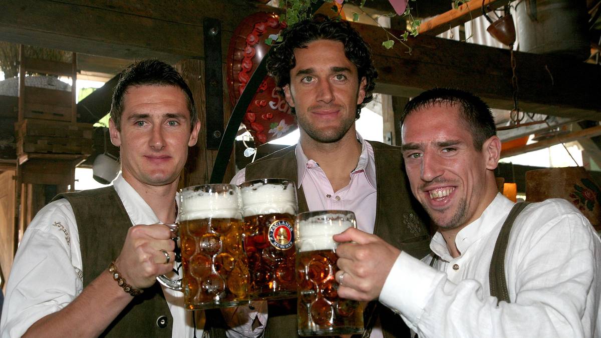 2007 feiert ein ganz besonderes Trio seine Wiesn-Premiere im bayerischen Gewand. Miroslav Klose, Luca Toni und Franck Ribery (v.l.) sollen den Rekordmeister nach einer schwachen Saison wieder an die Spitze führen - mit Erfolg 