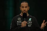 Der langjährige Mercedes-Star und Rekordweltmeister Lewis Hamilton wechselt nach Ende der kommenden Saison zu F1-Konkurrent Ferrari. Der Engländer äußert sich zu seinem letzten Jahr mit den Silberpfeilen.