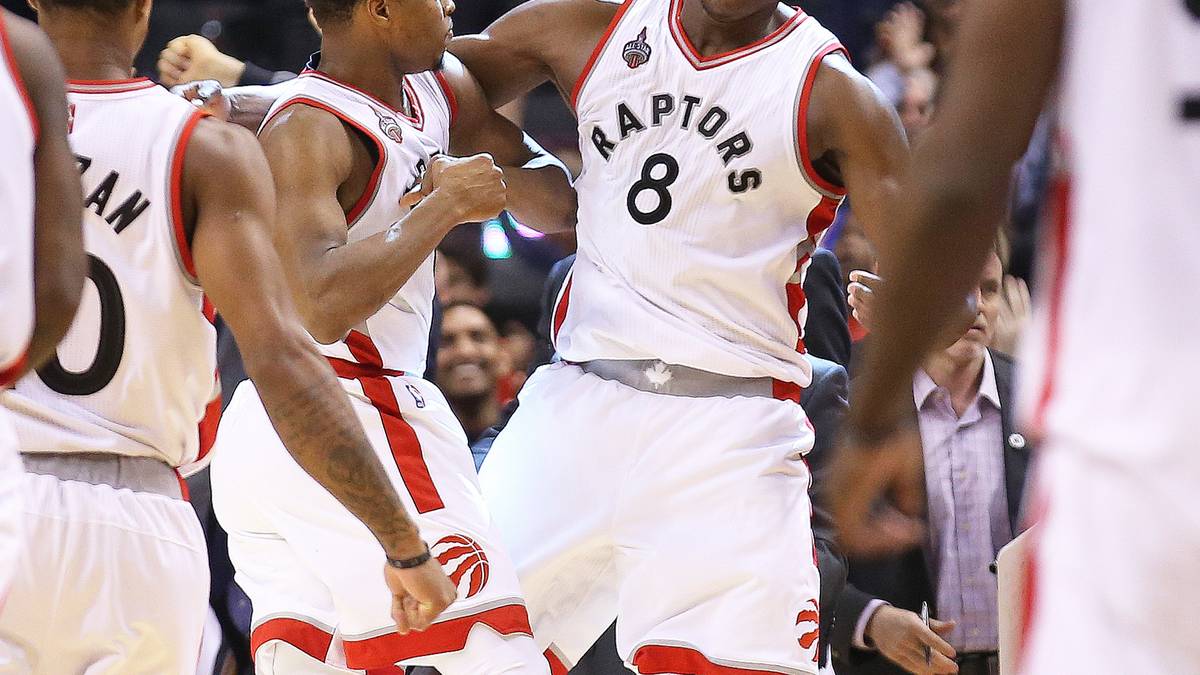 Denn der Spielmacher erzielt wenige Sekunden vor dem Ende den Gamewinner für die Raptors - und insgesamt 43 Punkte