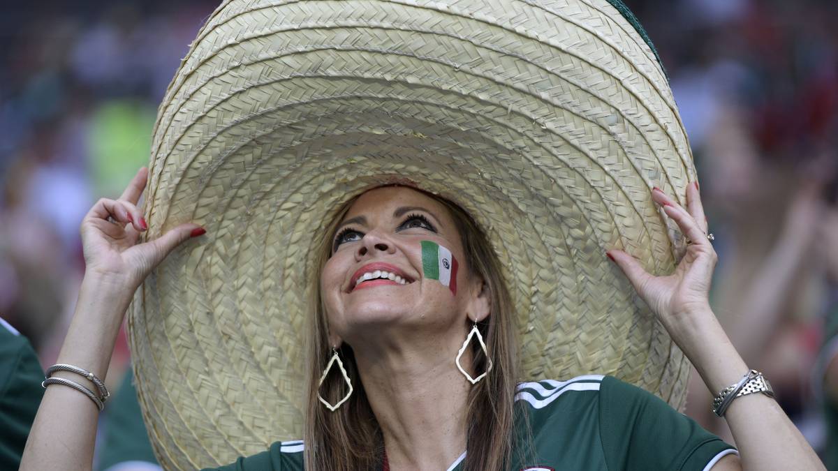 Ob diese Dame viel im Blick hat unter ihrem Riesensombrero? Die Laune stimmt trotzdem