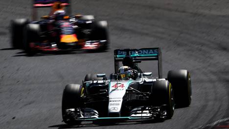 Für die Kollision mit Daniel Ricciardo (l.) bekam Lewis Hamilton (r.) zwei Strafpunkte
