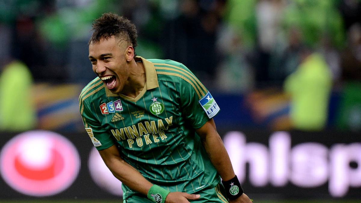 PIERRE-EMERICK AUBAMEYANG: Er begann seine Profikarriere 2008 beim AC Mailand. Nach Leih-Stationen beim FCO Dijon, OSC Lille und AS Monaco, wechselte der Mittelstürmer 2011 erneut auf Leihbasis zu AS Saint-Étienne
Im Dezember 2011 zog Saint-Étienne dann seine Kaufoption. Aubameyang erzielte während seiner Zeit dort 41 Treffer in 97 Spielen