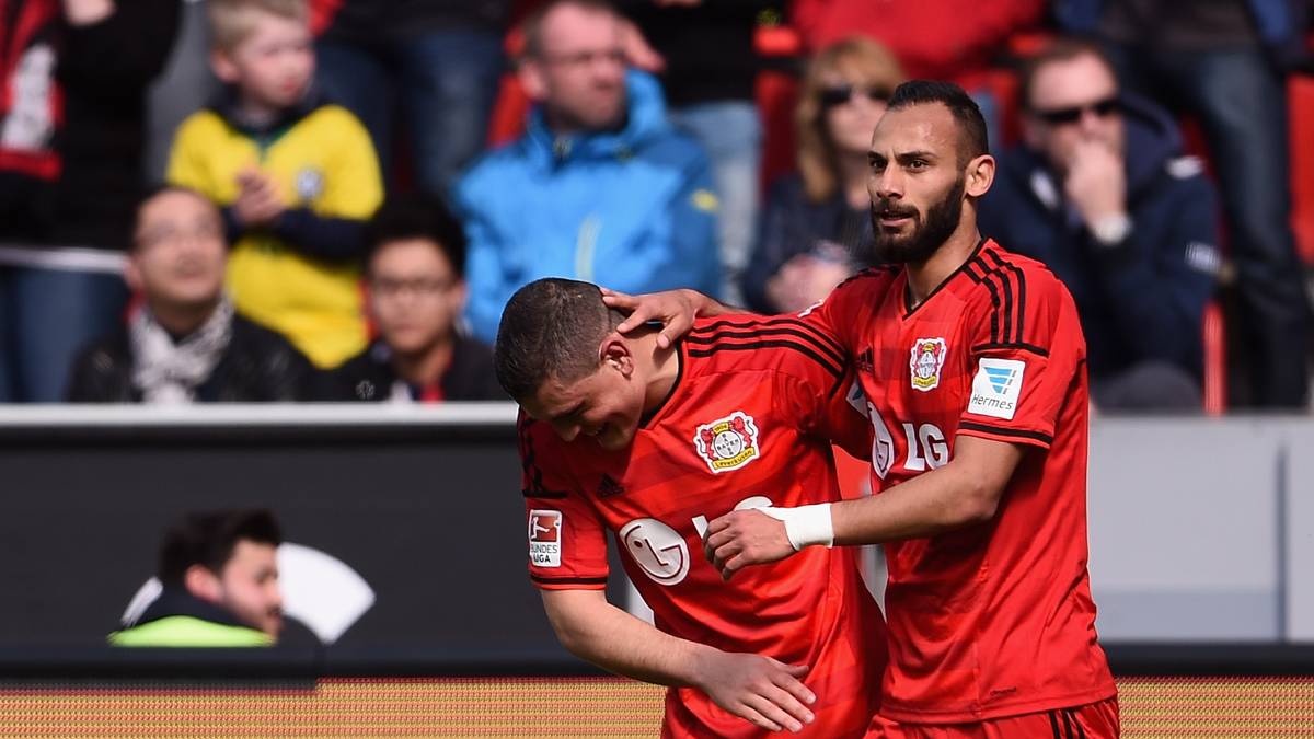 Kyriakos Papadopoulos (l.) erhöht in der 49. Minute auf 3:0. Nach einer Flanke von Brandt und einem Kopfball von Stefan Kießling verwandelt der Grieche den Abpraller