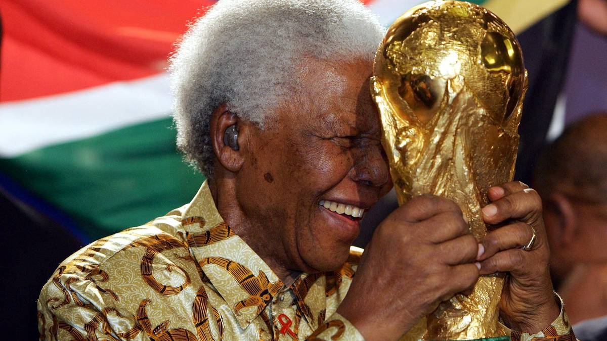 Platz 2: NELSON MANDELA. Der Nationalheld Südafrikas war maßgeblich daran beteiligt, die WM 2010 in sein Land und damit erstmals auf den afrikanischen Kontinent zu holen. Der 2013 verstorbene Mandela unterstützte die Kaizer Chiefs aufs Johannesburg