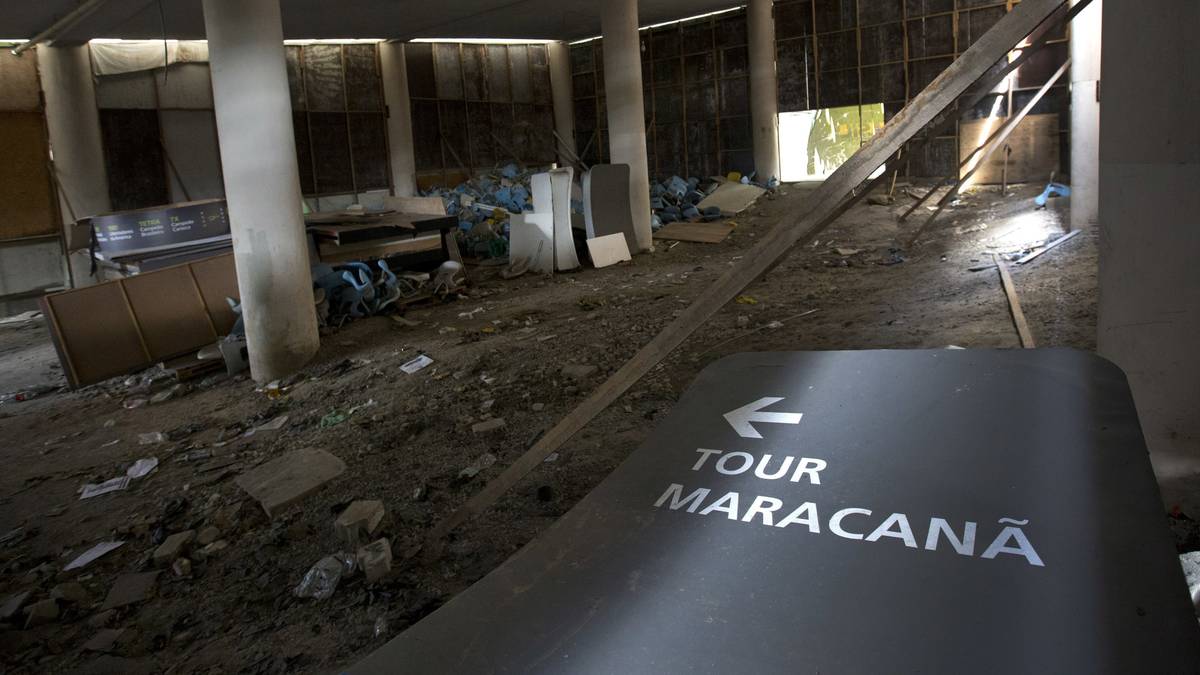 Nach Olympia und den Paralympics 2016 beginnt schlagartig der Verfall, Vandalen reißen die Sitze heraus, Plünderer stehlen die Fernseher von der Pressetribüne