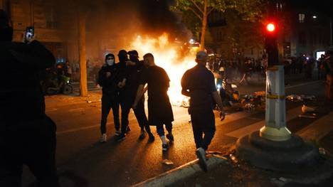 Was als Triumph begann, endete im Chaos! Nach dem historischen Champions-League-Sieg von Paris Saint-Germain versank Frankreich in einer Nacht voller Gewalt. Wer sind die Randalierer? Bei "Spotlight" klärt PSG-Experte Alexis Menuge auf.
