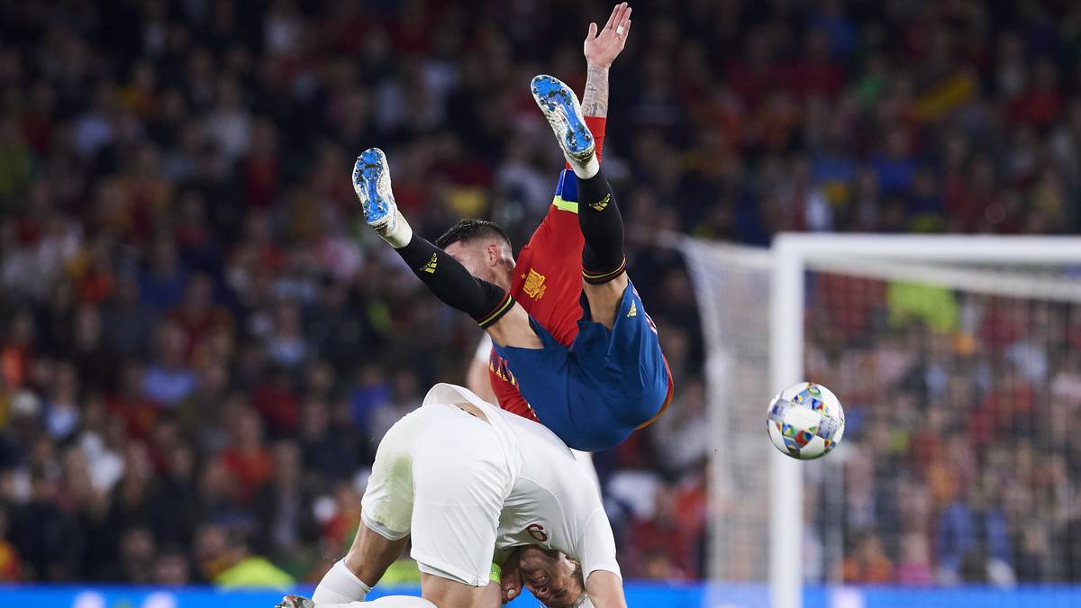 Auch für die Furia Roja spielt Ramos stets mit vollem Körpereinsatz - wie hier gegen Englands Harry Kane (u.). Seit 2005 trägt er das Trikot der spanischen Nationalmannschaft, was schon einige gegnerische Stürmer zu spüren bekamen