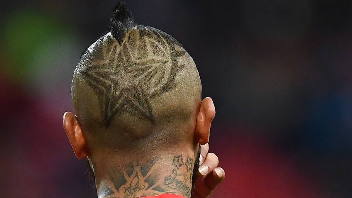 Doch von härteren Strafen als Bußgeld, Führerscheinverlust und monatlicher Meldepflicht beim Konsulat in Mailand wird er vom chilenischen Gericht verschont. Passend zu seinen Eskapaden fällt Vidal auch äußerlich auf