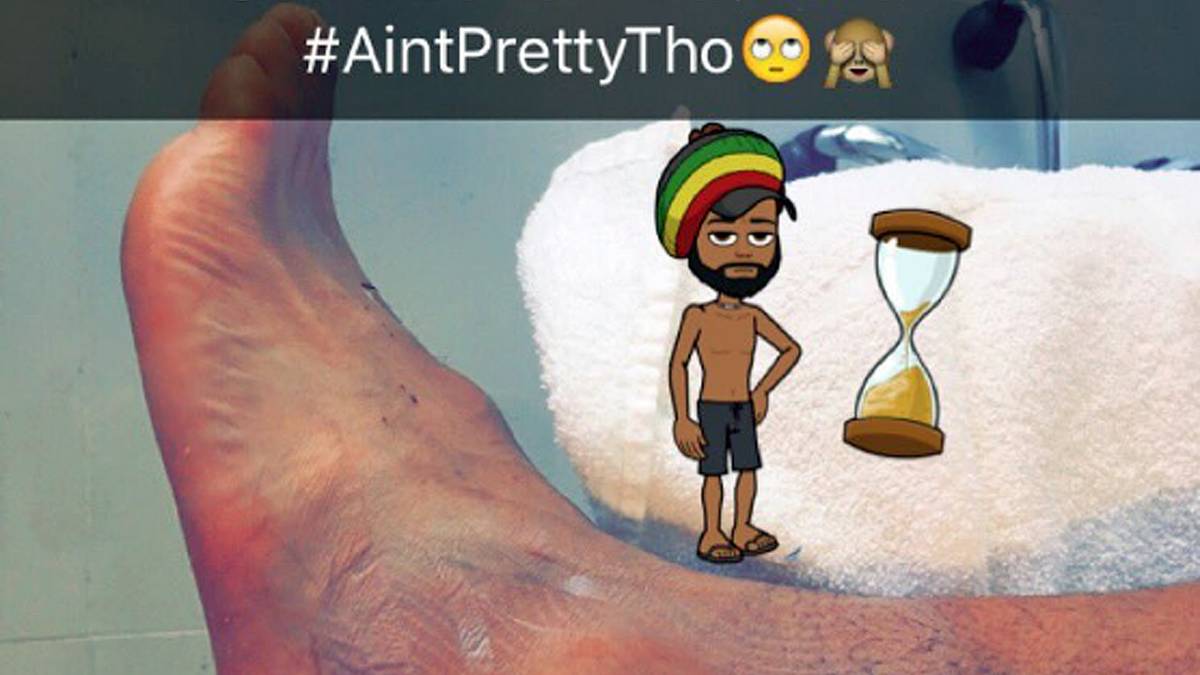 Tennis-Profi Dustin Brown zeigt seinen lädierten Knöchel. Wegen eines doppelten Bänderrisses, den er sich bei seinem Erstrunden-Match zuzog, ist das olympische Turnier für den Deutsch-Jamaikaner vorbei