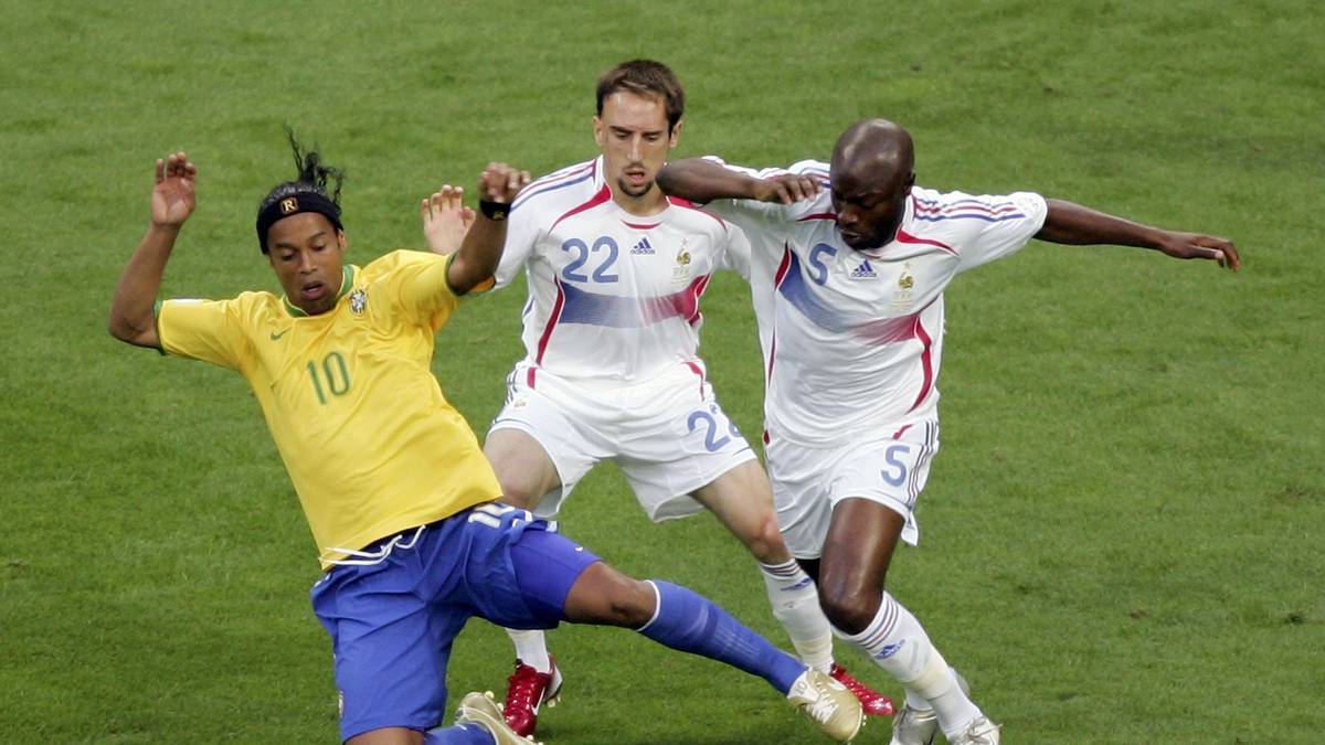 Im Dress der brasilianischen Nationalmannschaft wurde Ronaldino mit seinem trickreichen Spiel 2002 im Finale gegen Deutschland Weltmeister. Der einstige Superstar des FC Barcelona wurde zudem 2004 und 2005 zum Welt-Fußballer gekürt
