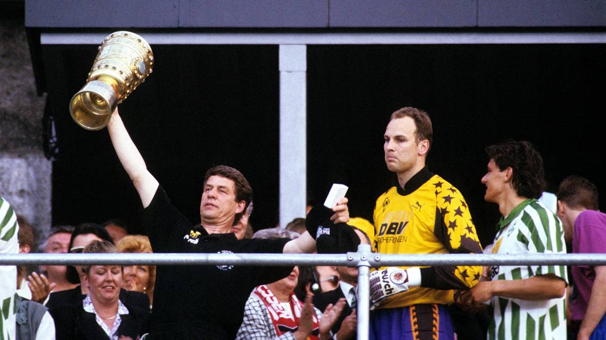 Die zweitlängste Amtszeit der Liga legte Otto Rehhagel (links mit Torwart Oliver Reck beim Pokaltriumph 1994) hin: 14 Jahre, zwei Monate, 29 Tage