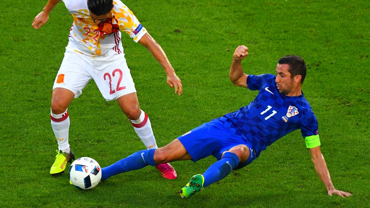Kapitän Darijo Srna führt seine Kroaten sogar noch vor den favorisierten Spaniern zum Gruppensieg. Von seiner rechten Abwehrseite aus schaltet er sich immer wieder in die Offensive ein und hält hinten meist fair dicht (nur drei Fouls in 270 Minuten). Besonders bemerkenswert sind Srnas Leistungen angesichts des schweren Schicksalsschlags, den er hinnehmen muss: Vor dem zweiten Gruppenspiel stirbt sein Vater, Srna fliegt zur Beerdigung nach Hause, steht gegen Tschechien aber schon wieder auf dem Platz und weint bei der Hymne hemmungslos
