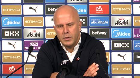 Arne Slot spricht auf der Pressekonferenz nach der Niederlage gegen Manchester City über die allgemeine Situation und ordnet die Ambitionen des Klubs ein.