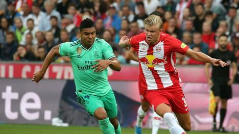 Real Madrid's Brazilian midfielder Casemiro (L) and FC Red Bull Salzburg's Norwegian forward Erling Braut Haland during the pre-Season friendly football match FC Red Bull Salzburg v Real Madrid in Salzburg, Austria on August 7, 2019. (Photo by KRUGFOTO / APA / AFP) / Austria OUT        (Photo credit should read KRUGFOTO/AFP/Getty Images)