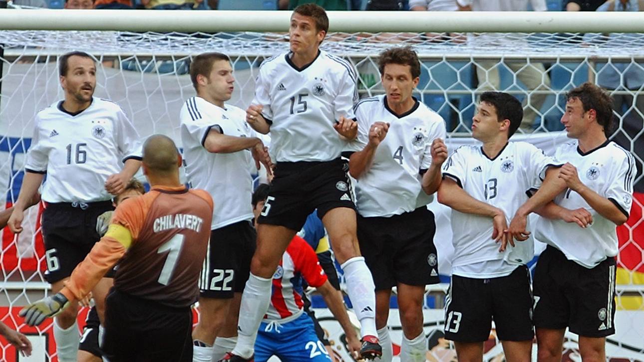 WM 2002: Jose Luis Chilavert schießt einen Freistoß, Michael Ballack (2.v.r.) steht in der Mauer