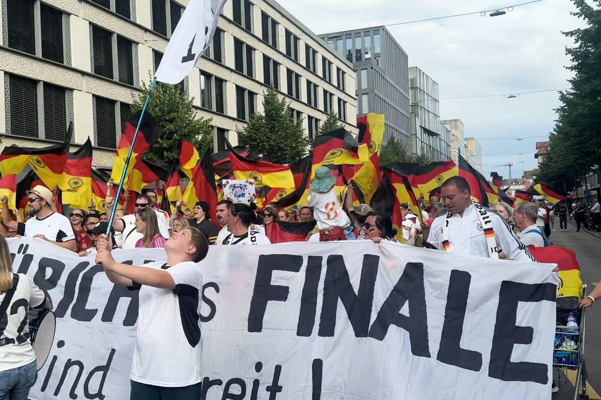 Vor dem Halbfinale liefern sich die deutschen und spanischen Fans bereits beim Fanmarsch ein Stimmungs-Duell.