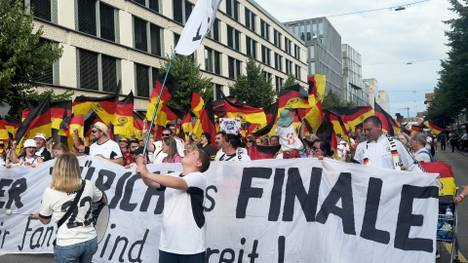 Vor dem Halbfinale liefern sich die deutschen und spanischen Fans bereits beim Fanmarsch ein Stimmungs-Duell.