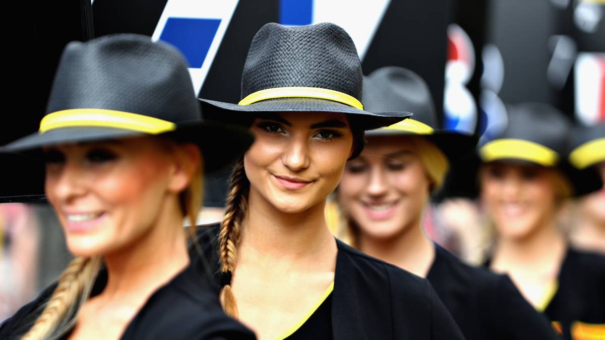 Mit etwas Phantasie könnten sie in ihren Hüten auch als Models durchgehen 