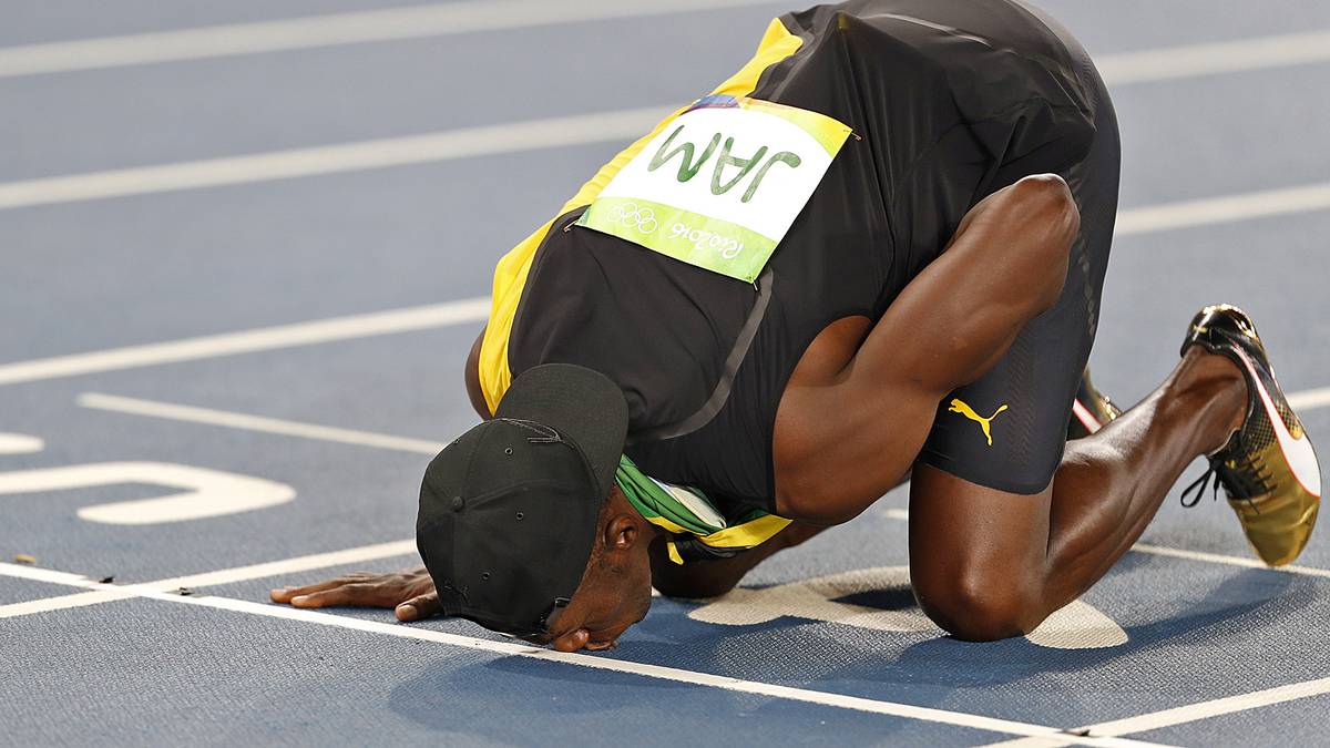 Später küsst er die Bahn des Olympiastadions, auf der er unsterblich wurde. Mit neun Goldmedaillen ist er jetzt der dritterfolgreichste Leichtathlet bei Olympischen Spielen hinter Wunderläufer Paavo Nurmi und US-Sprinter und -Weitspringer Carl Lewis