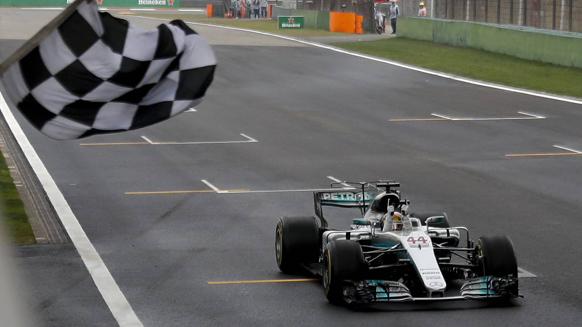 2. RENNEN, SCHANGHAI: Hamilton lässt sich nicht beirren und holt sich die Pole vor Vettel. Auch im Rennen fährt der Mercedes-Pilot fehlerfrei und holt den Sieg. Vettel fällt nach einer turbulenten Startphase zunächst zurück, kämpft sich aber auf Rang zwei vor. Seine Schlussoffensive kann Hamilton abwehren. WM-STAND: Hamilton - Vettel 43:43