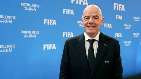 Gianni Infantino verkündet eine massive Erhöhung der Preisgelder für die Fußball-WM 2026. Der Weltmeister erhält 50 Prozent mehr als noch beim letzten Turnier, zudem bekommt jeder Teilnehmer deutlich mehr Geld.