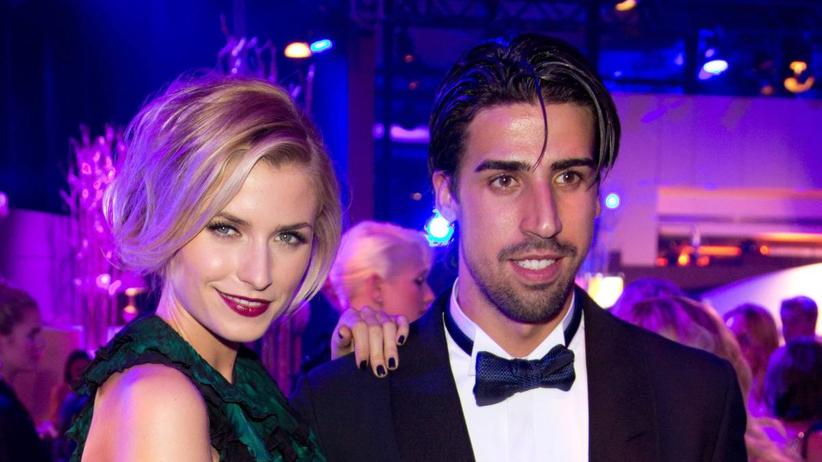 Posen vor der Kamera: Khedira und Gercke vergnügen sich in adretter Abendgarderobe bei der Bambi-Verleihung 2012