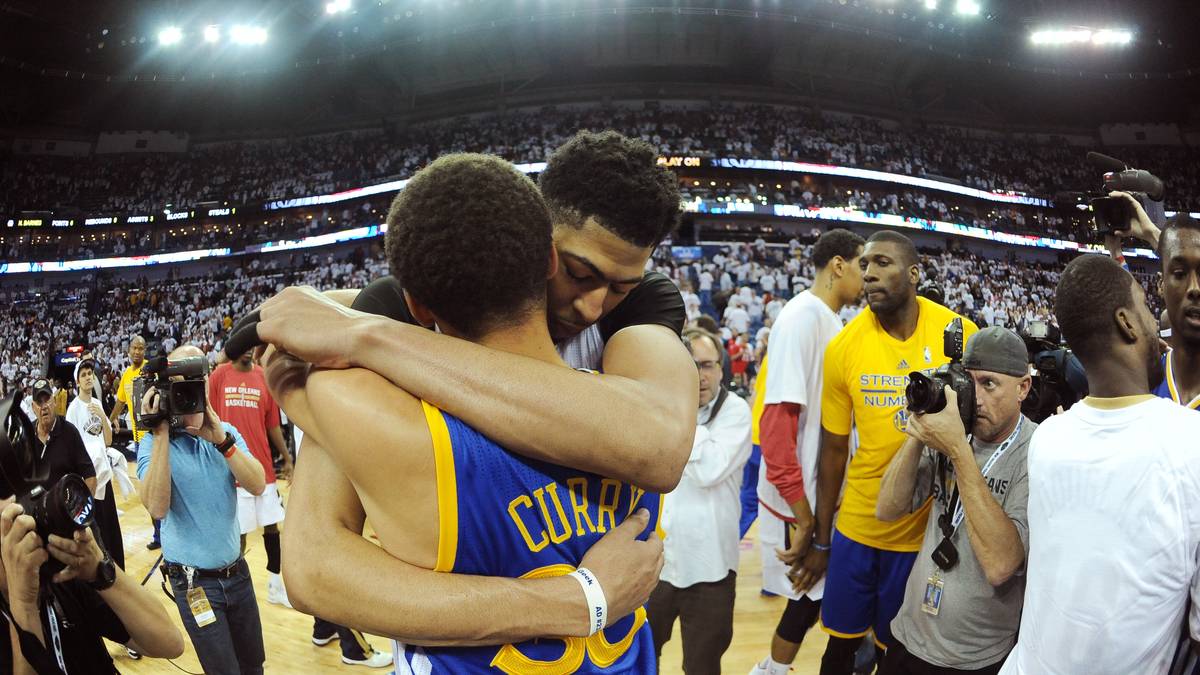 Anthony Davis liefert immerhin ein Versprechen für die Zukunft ab. Der Big Man der Pelicans spielt eine starke Serie: 31,5 Punkte und elf Rebounds pro Partie deuten an, zu was Davis in den kommenden Jahren fähig sein kann