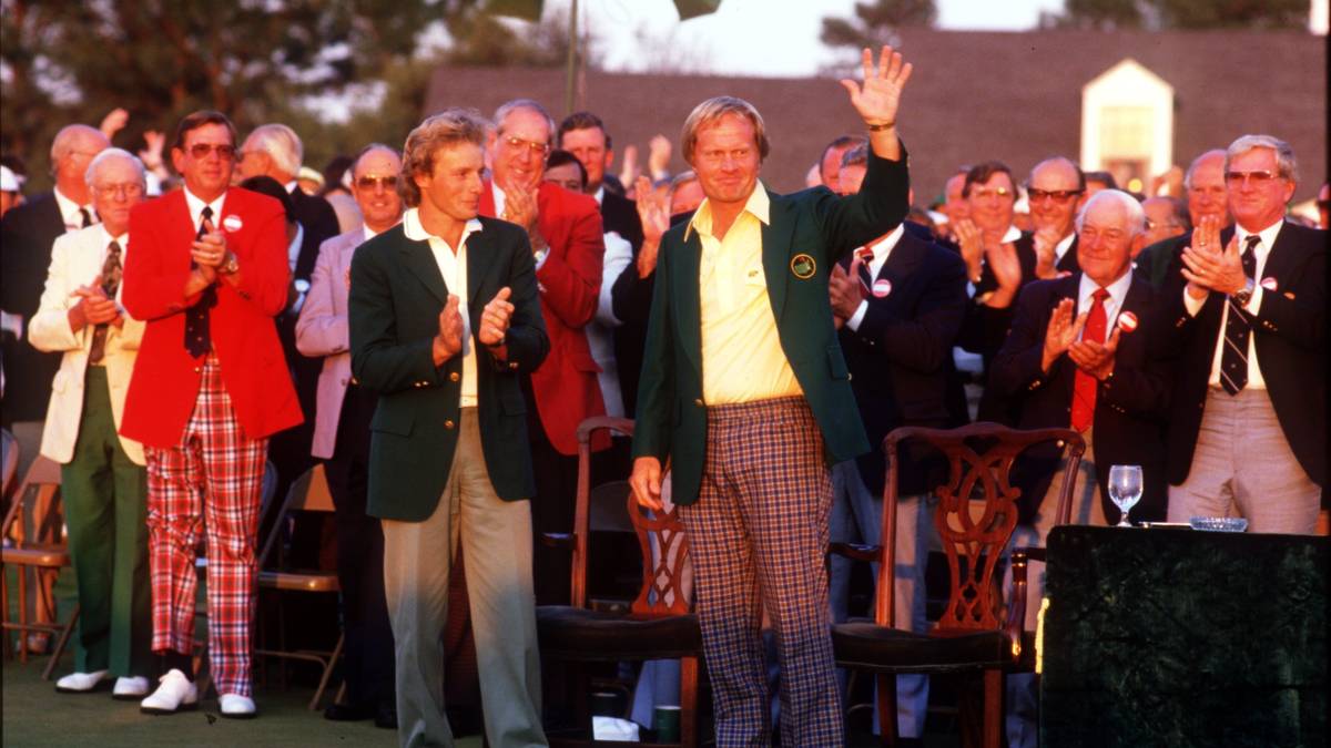 Jack Nicklaus (r.) war der erste Spieler, der das Masters zweimal in Folge gewinnen konnte und zog sich das Jacket somit selbst an. Erstmalige Gewinner dürfen es ein Jahr lang behalten, dann wird es im Klubhaus aufbewahrt