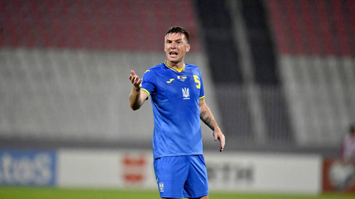 Ukraine (Gast) - Ausrüster: Joma - Das Auswärtstrikot der Ukraine ist Blau. Das Team hat angesichts des bevorstehenden Wechsels zu Adidas keine Trikots erhalten, die extra vor der EM entworfen wurden. 