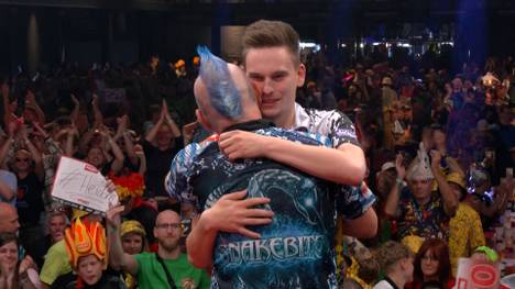 Ricardo Pietreczko trifft in der zweiten Runde der German Darts Championship in Hildesheim auf Peter Wright. Die hochklassige Partie entwickelt sich zu einem Krimi, bei dem am Ende Kleinigkeiten entscheiden.