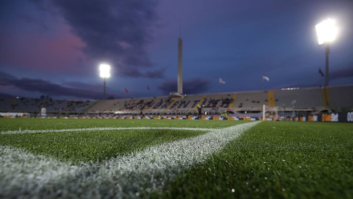 Von 1973 bis zu seinem Unfalltod 1983 war der Italiener Artemio Franchi Präsident der UEFA. Ihm zu Ehren benannten sowohl der AC Florenz (Foto) als auch der AC Siena ihre Stadien in Stadio Artemio Franchi um