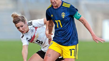 Svenja Huth (l.) traf für Deutschland gegen Schweden beim Algarve Cup