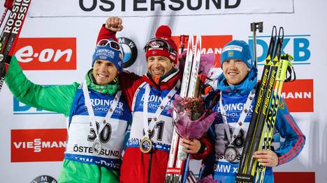 Ole Einar Bjoerndalen (M.) setzte sich in Östersund vor Simon Schempp (l.) und Alexei Wolkow durch