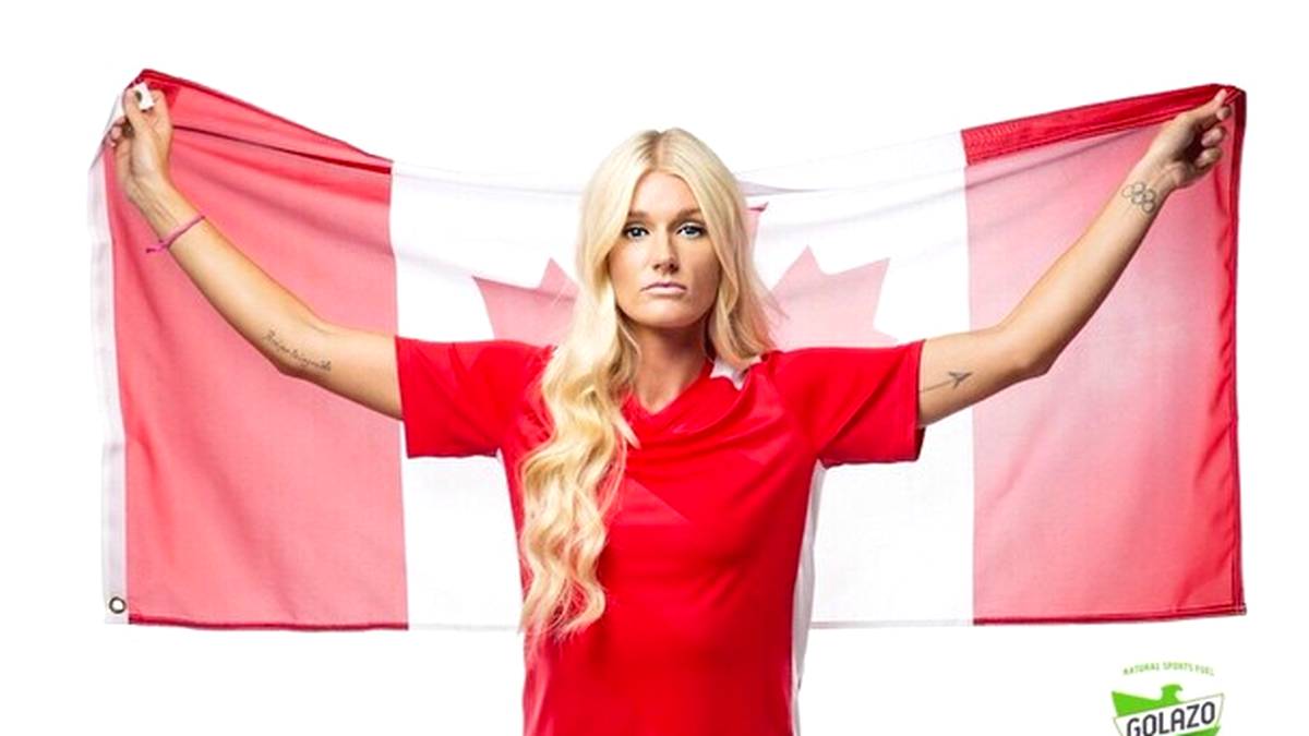 Kaylyn Kyle posiert mit Kanada-Flagge