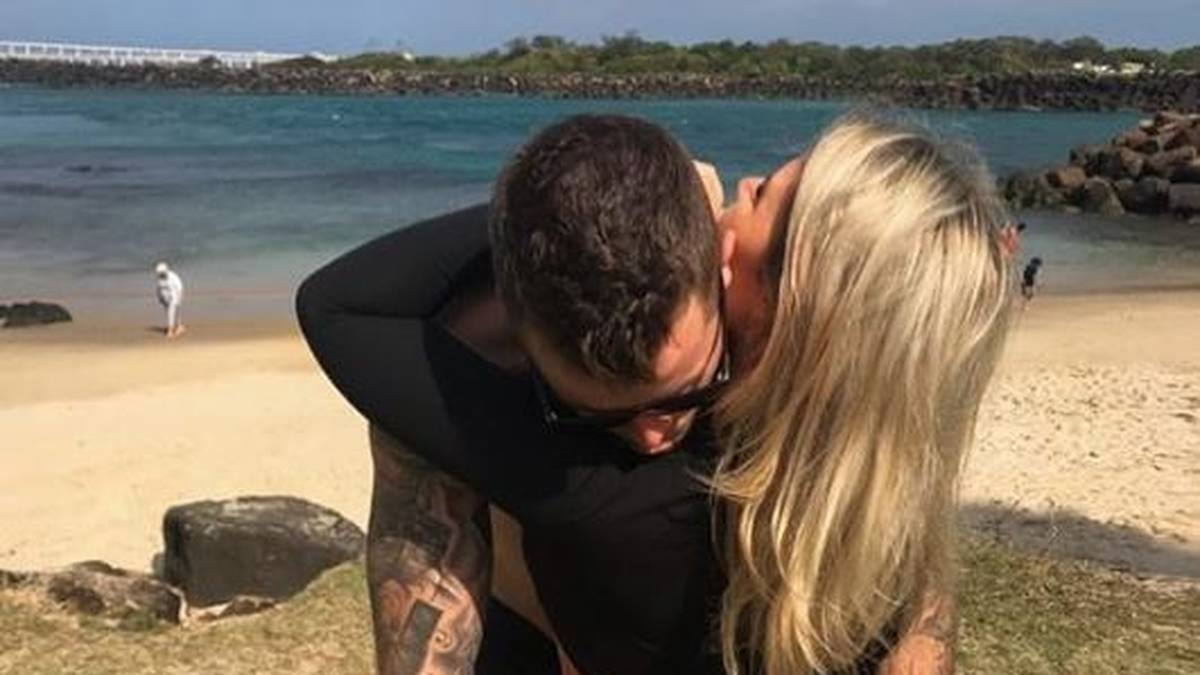 Herr Weaver, wo greifen Sie denn hin? Der Freund von Surferin Holly-Daze Coffey greift beherzt zu. Na, immerhin schreibt er bei Instagram dazu: "Ich trage zwar die Hosen, aber sie ist definitiv der Boss."