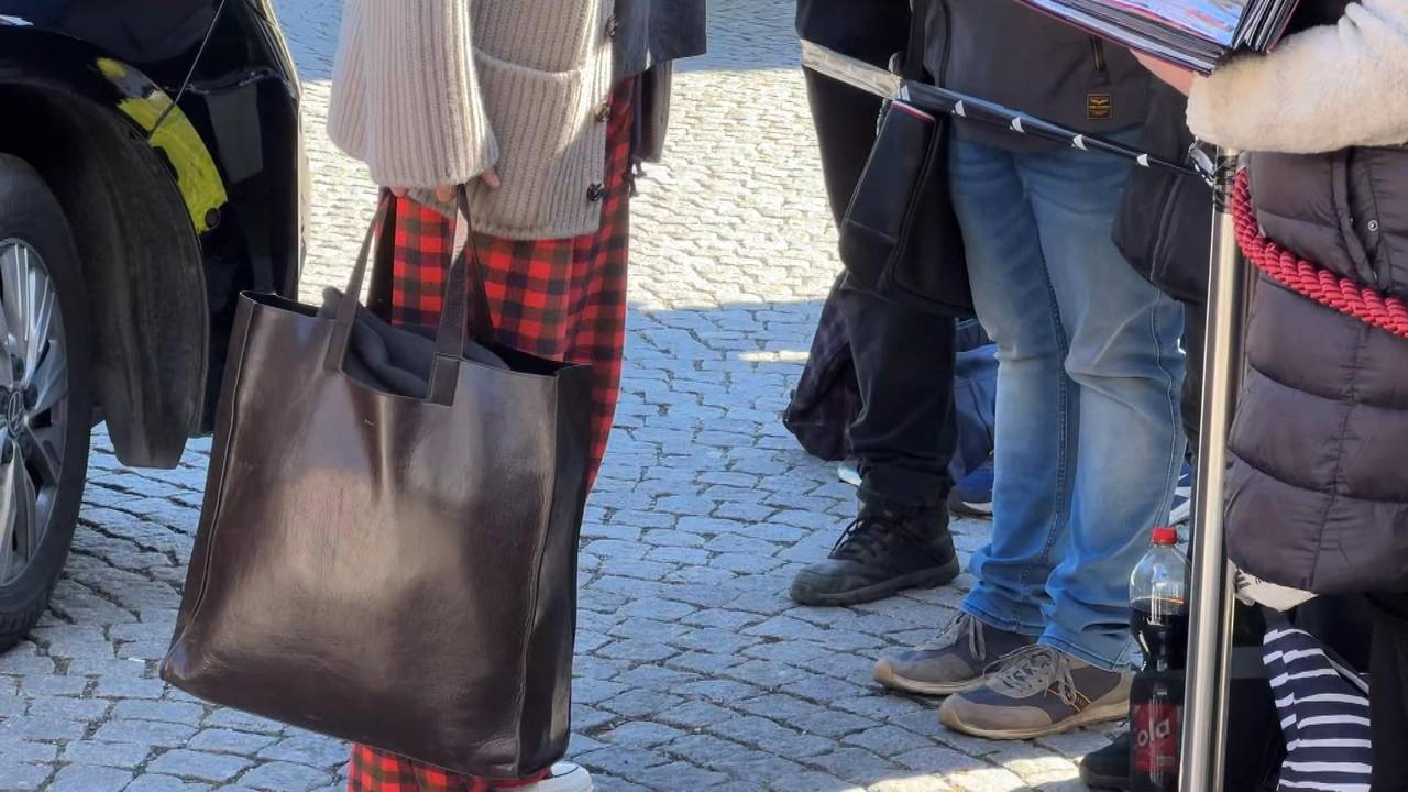 DFB-Stars reisen in kuriosen Outfits an