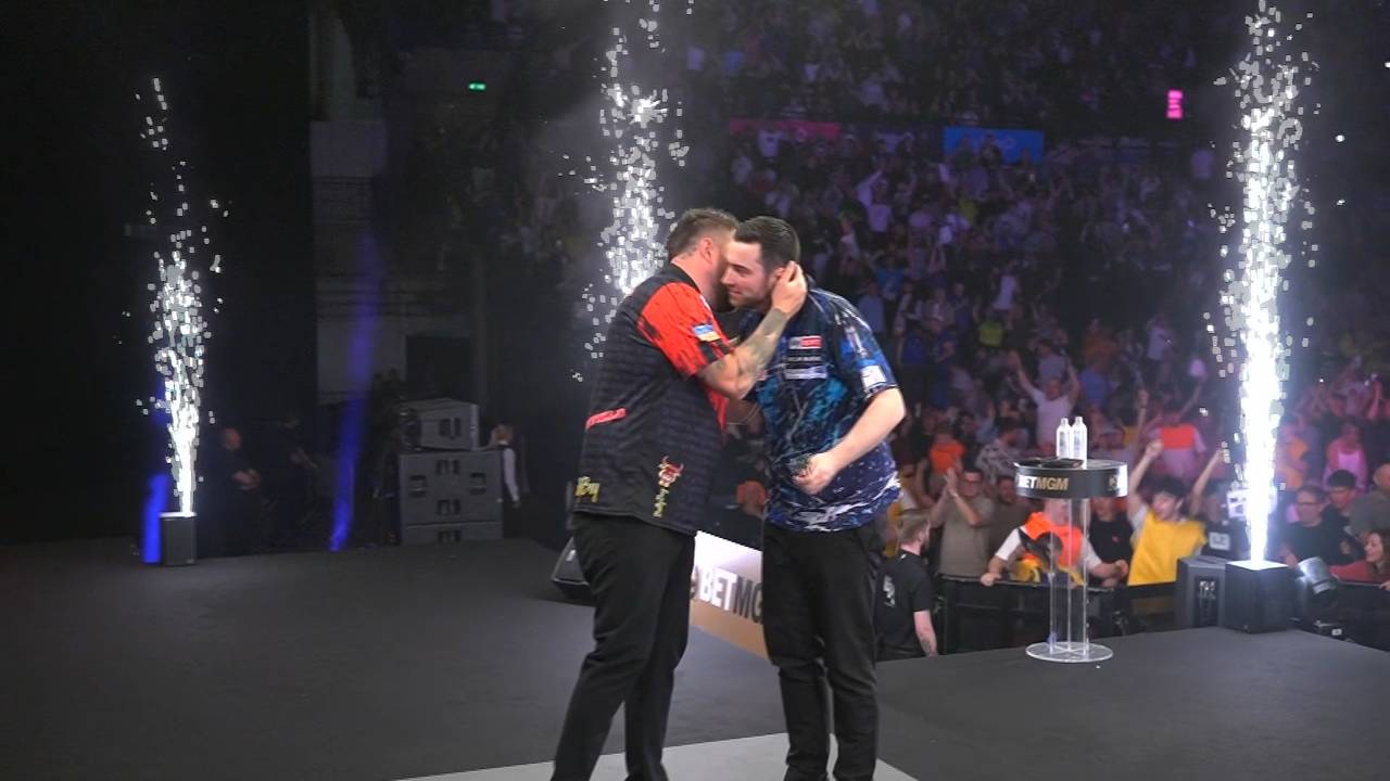 Darts Premier League: Michael Smith sichert die Playoffs und gewinnt den Abend