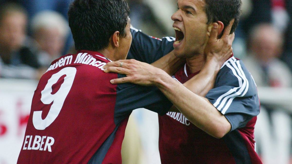 PLATZ 4 - Saison 2002/03: Giovane Elber und Claudio Pizarro schießen am 30. Spieltag den FCB mit dem 2:0-Auswärtssieg beim VfL Wolfsburg zum 18. Meistertitel
