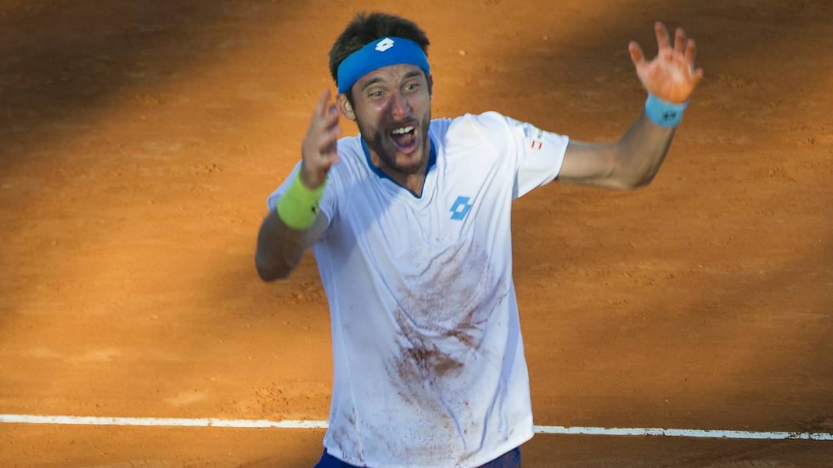 Leonardo Mayer schreit seine Freude heraus. Der Argentinier liefert sich mit dem Brasilianer Joao Souza ein denkwürdiges Match. Über fünf Sätze und 6:42 Stunden schenken sich die beiden im Erstrundenduell des Davis Cups nichts. Am Ende hat Mayer mit 7:6 (7:4), 7:6 (7:5), 5:7, 5:7, 15:13 in Buenos Aires die Nase vorn