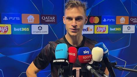 Unter Vincent Kompany scheint der FC Bayern aktuell eine ganz starke Phase zu haben. Joshua Kimmich schwärmt von seinem Trainer und scherzt über mögliche Zukunftspläne.