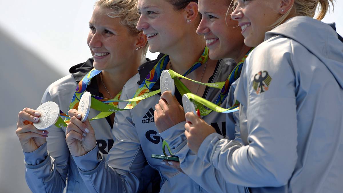 Silber holen im Kajak-Vierer Sabrina Hering, Franziska Weber, Steffi Kriegerstein und Tina Dietze. Danach fließen Freudentränen