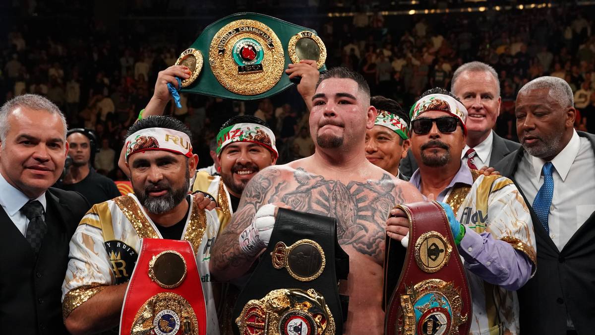 Stolz präsentierte er anschließend die frisch gewonnenen WM-Gürtel der Verbände IBF, WBA, WBO und IBO. Diese muss Ruiz nun am Samstag im Rückkampf gegen Joshua verteidigen