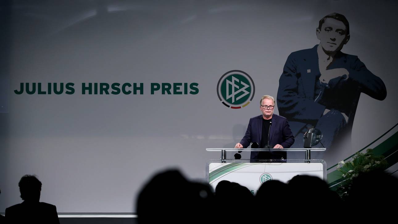 Julius Hirsch kommt auf die Bühne