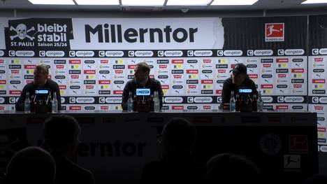Auf der Pressekonferenz nach dem Spiel zwischen dem FC St. Pauli und Borussia Mönchengladbach kommt es zu einem kuriosen Moment. Plötzlich geht das Licht aus!